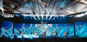 Ngay từ phần mở màn, tổ hợp trình diễn visual, múa tương tác và laser mapping đã dẫn dắt khán giả đi qua dòng chảy lịch sử Đà Nẵng, từ thương cảng xưa, những cây cầu huyền thoại cho đến tầm nhìn đô thị toàn cầu.