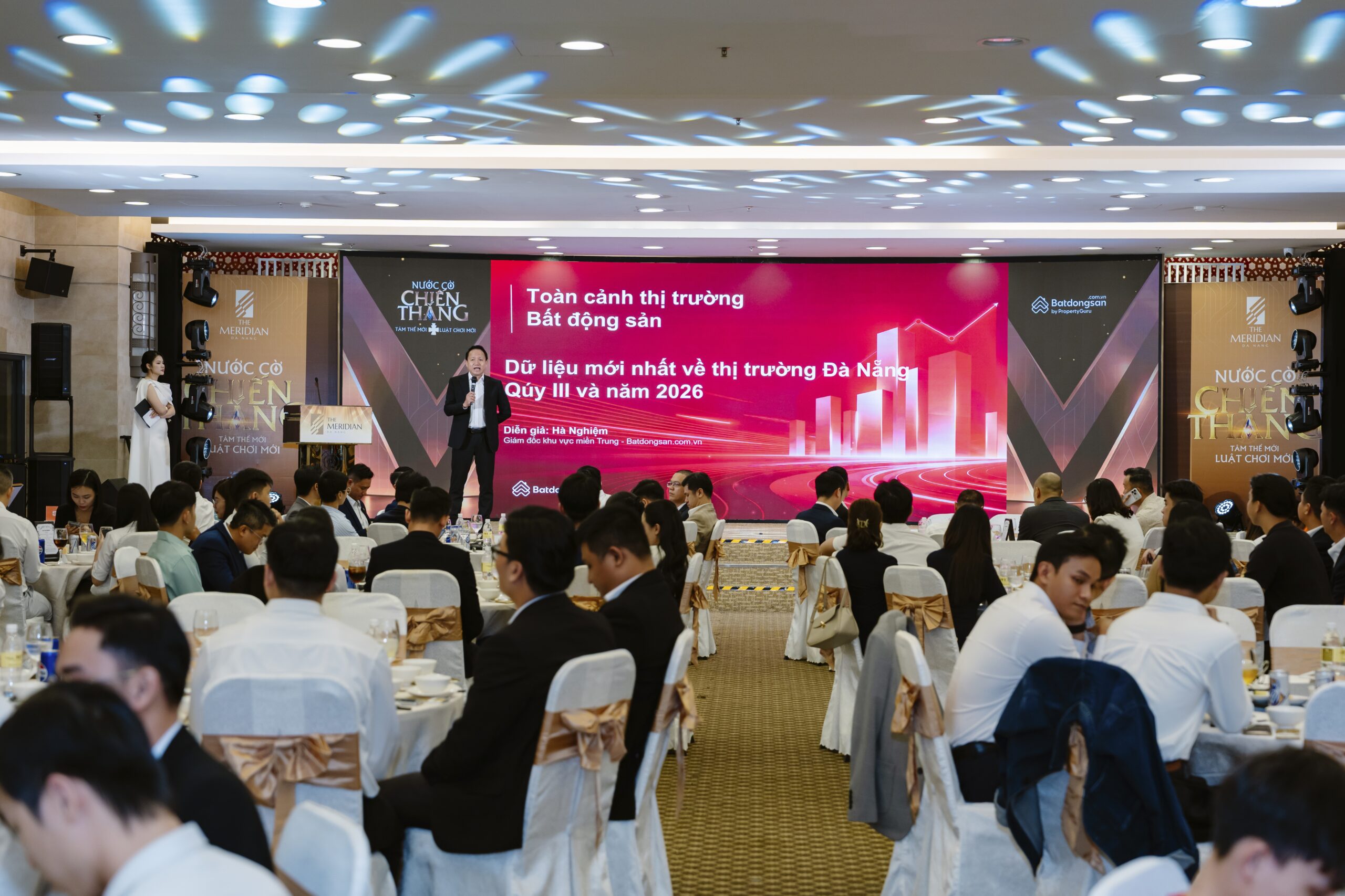 Đại diện batdongsan.com.vn chia sẻ thông tin cho 300 chuyên viên kinh doanh tại sự kiện